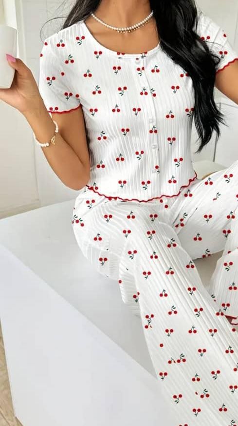 بجامة الترند بطابع كرز